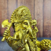 Gros plan statue Ganesh dorée – dieu hindou protecteur symbole de sagesse et chance