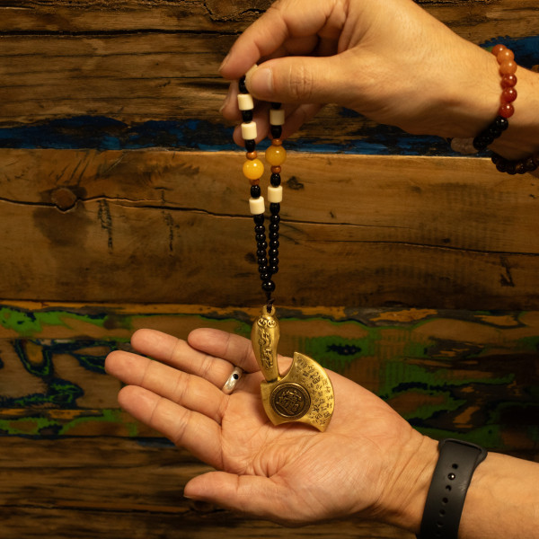 Amulette hache protection tenue en main talisman énergétique contre obstacles et mauvaises énergies