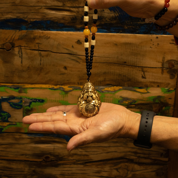 Amulette dieu richesse portée en main talisman feng shui chance prospérité et protection énergie