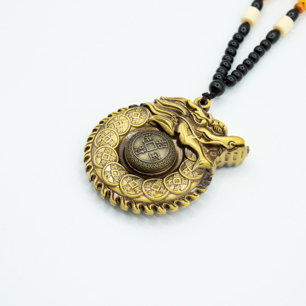 Amulette dragon richesse feng shui détail talisman chinois pièces argent prospérité Namaste Visé