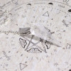 Pendule cristal de roche pour divination avec carte radiesthésie dans rituel purification énergétique