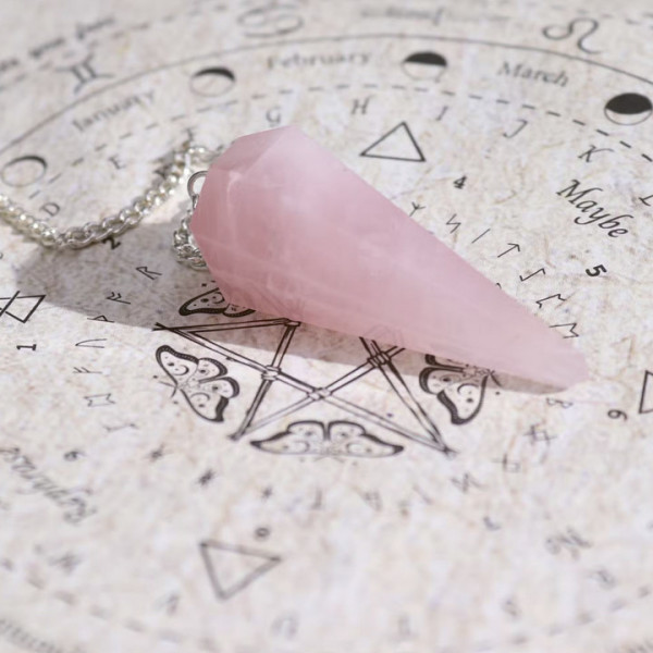 Pendule quartz rose divination pour amour, intuition et ouverture du cœur en rituel spirituel