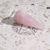 Pendule quartz rose divination pour amour, intuition et ouverture du cœur en rituel spirituel