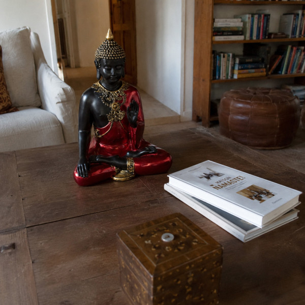 statue bouddha sur table salon décoration zen maison ambiance apaisante