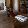 statue bouddha sur table salon décoration zen maison ambiance apaisante