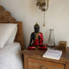 statue bouddha table de nuit chambre zen décoration bien être intérieur