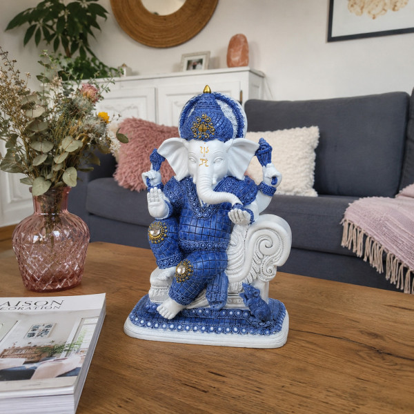 Statue Ganesh bleu et blanc sur table de salon ambiance zen et décoration bien-être