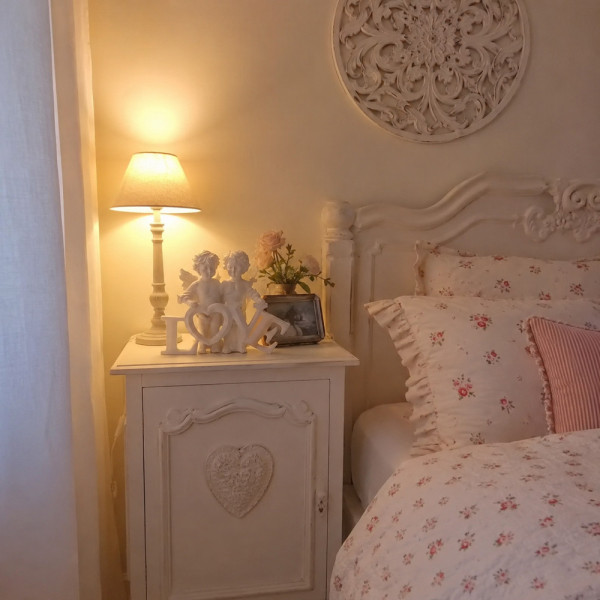 Anges de l'amour sur table de nuit romantique - décoration chambre cocooning et amour