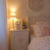 Anges de l'amour sur table de nuit romantique - décoration chambre cocooning et amour
