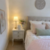 Anges de l'amour sur chevet blanc - objet décoratif romantique pour chambre adulte