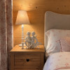 Statue anges de l'amour sur table de nuit en bois - ambiance chaleureuse et cocooning
