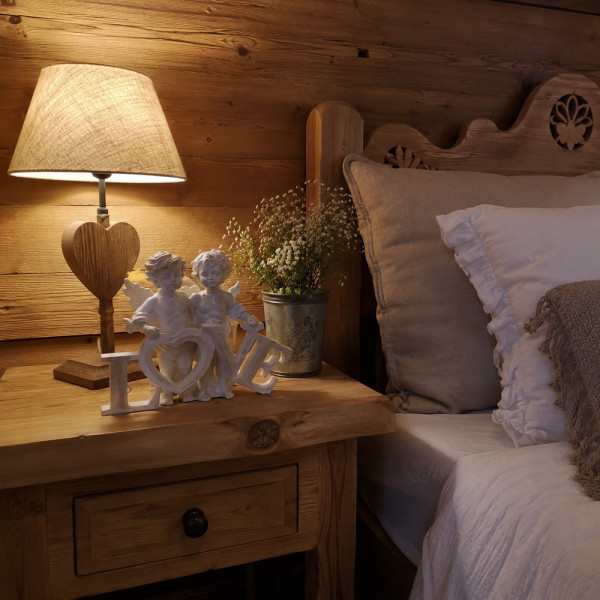 Figurine anges de l'amour sur chevet rustique - symbole de tendresse et harmonie familiale