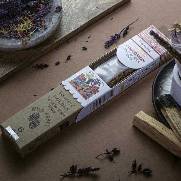 Bâtons de résine Cannelle Dorée en rituel de purification et prospérité dans un intérieur zen