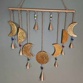 Carillon indien en laiton représentant les phases de la lune – Élégance artisanale pour votre intérieur