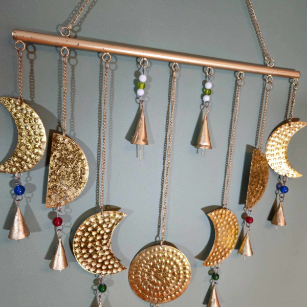 Carillon indien en laiton représentant les phases de la lune – Élégance artisanale pour votre intérieur