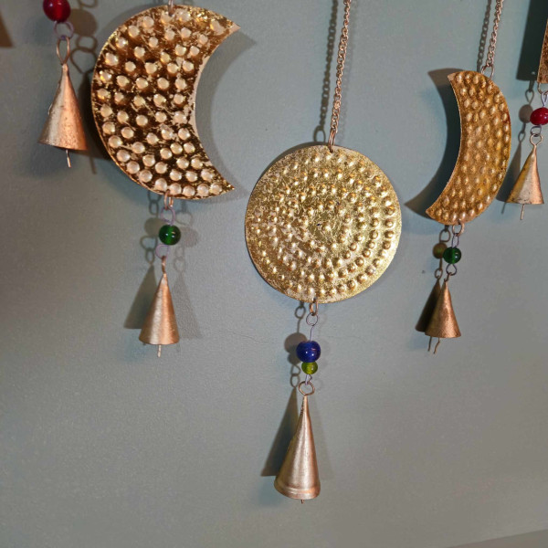 Carillon indien en laiton représentant les phases de la lune – Élégance artisanale pour votre intérieur