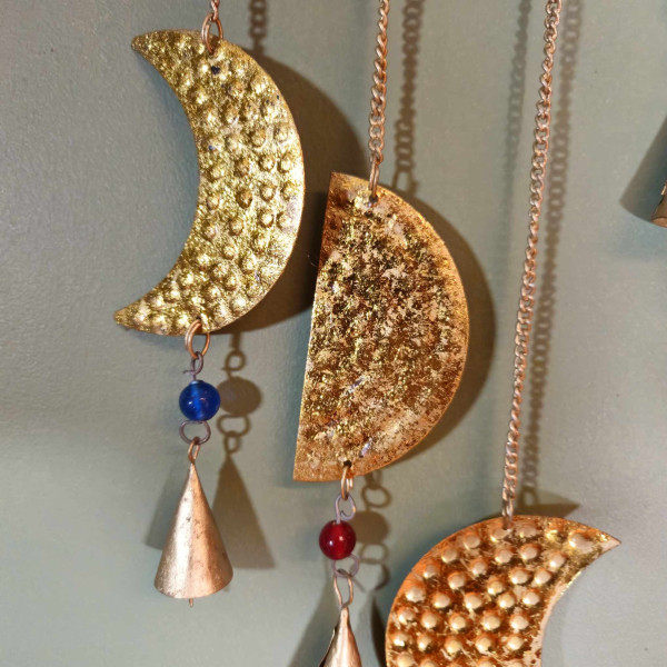 Carillon indien en laiton représentant les phases de la lune – Élégance artisanale pour votre intérieur