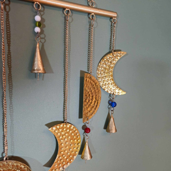 Carillon indien en laiton représentant les phases de la lune – Élégance artisanale pour votre intérieur