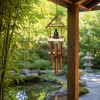 Carillon zen en bambou suspendu près d'un étang japonais pour bien-être et sérénité