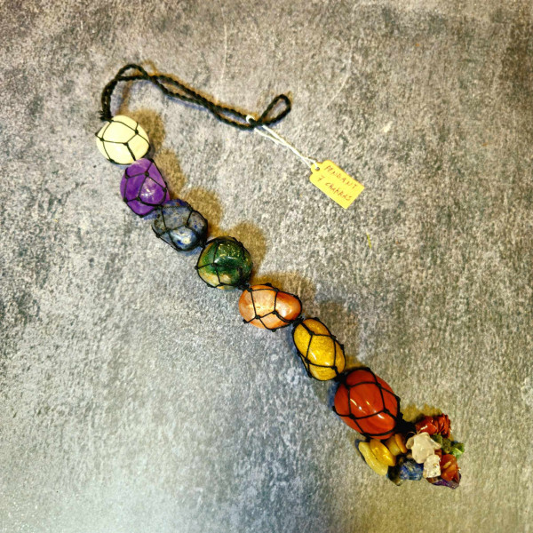 Pendant Équilibre Énergétique : 7 Chakras en Pierres Naturelles