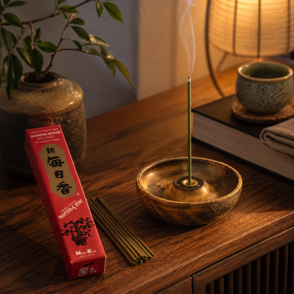 Encens japonais Morning Star Santal en combustion dans une ambiance douce, propice à la méditation