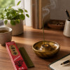Encens Morning Star Santal allumé sur un bureau zen, ambiance calme pour méditation et recentrage