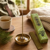 Encens Morning Star Pin en rituel détente avec thé, bois et branche de pin