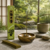 Encens japonais Morning Star Pin dans un jardin zen avec porte-encens en bois
