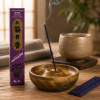 Encens japonais Morning Star Musc allumé dans un porte-encens en bois, ambiance zen