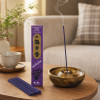 Encens japonais Morning Star Musc sur table basse dans un salon zen et chaleureux