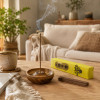 Encens japonais Morning Star Patchouli sur table basse dans un salon zen chaleureux
