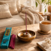 Encens Morning Star Jasmin en rituel détente avec thé chaud et porte-encens en bois