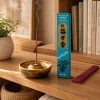 Encens japonais Morning Star Jasmin sur bibliothèque en bois dans une ambiance zen chaleureuse