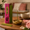 Encens Morning Star Rose en ambiance zen, bâton japonais allumé sur table en bois