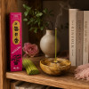 Encens Morning Star Rose Nippon Kodo sur étagère en bois, ambiance zen et bâton allumé