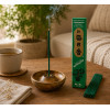 Encens japonais Morning Star Bois de Cèdre allumé sur table en bois dans une ambiance zen