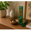 Encens Morning Star Bois de Cèdre Nippon Kodo allumé dans un intérieur zen aux matières naturelles