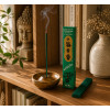 Encens japonais Morning Star Bois de Cèdre allumé sur étagère en bois avec décoration zen