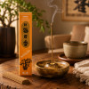 Encens Morning Star Ambre allumé dans une ambiance zen et chaleureuse sur table en bois