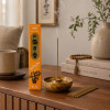 Encens japonais Morning Star Ambre dans un intérieur zen aux tons naturels et apaisants