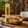 Encens Morning Star Vanille allumé dans une ambiance zen avec tasse et théière
