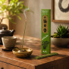 Encens japonais Morning Star Thé vert allumé dans un intérieur zen et lumineux