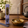 Encens Morning Star Lavande allumé dans une ambiance japonaise zen propice à la détente