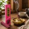 Encens Morning Star Lotus allumé dans une ambiance zen avec thé et porte-encens