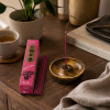Bâtonnet d’encens japonais Morning Star Lotus allumé sur meuble en bois, ambiance détente