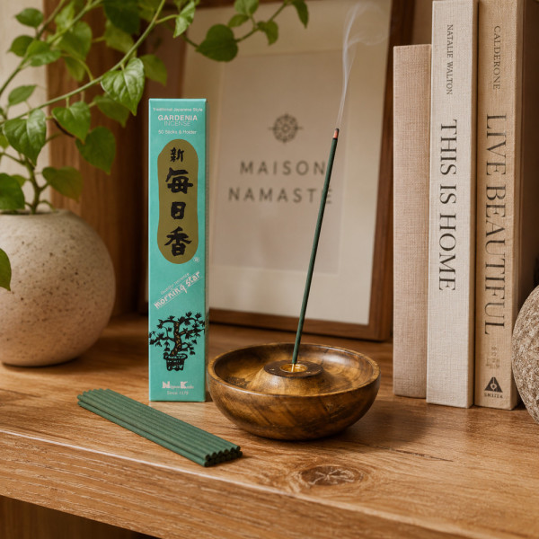 Encens Morning Star Gardenia sur meuble zen avec bâtonnet allumé, décoration Maison Namaste