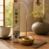 Encens japonais Morning Star Frankincense allumé dans une ambiance zen de méditation