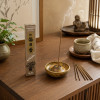 Encens Morning Star Frankincense à l’oliban allumé sur meuble zen avec tasse et décoration japonaise