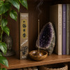 Encens japonais Morning Star Frankincense allumé sur étagère zen avec améthyste et Bouddha