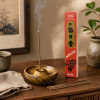 Encens Morning Star Myrrh allumé sur meuble en bois, rituel de détente et ancrage